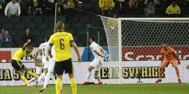 Rodeado de contrarios, Viktor Claesson dispara para marcar el segundo gol de Suecia. SELECCIÓN DE SUECIA 2 SELECCIÓN DE ESPAÑA 1. 02/09/2021. Copa del Mundo de Catar 2022, fase de clasificación, jornada 4. Solna, Estocolmo, Suecia, Friends Arena. GOLES: 0-1: 5’, Carlos Soler. 1-1: 6’, Isak. 2-1: 57’, Claesson.