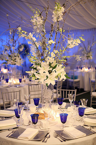 white navy blue flowers centerpieces for weddings