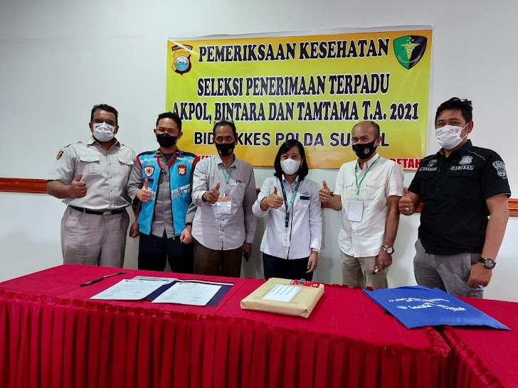 Pemeriksa Eksternal Dari PT. Kimia Farma, Serahkan Hasil Rikkes Tahap Ke- II, Casis Bintara , Tamtama Ke Tim Rikkes Biddokkes Polda Sulsel 