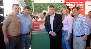  Prefeito Arlei e autoridades no descerramento da placa que marca o lançamento da Pedra Fundamental do destacamento