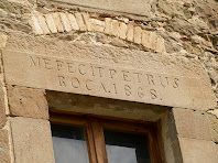 Detall de la inscripció de la llinda de la dreta, del primer pis de la façana principal de la masia El Boix