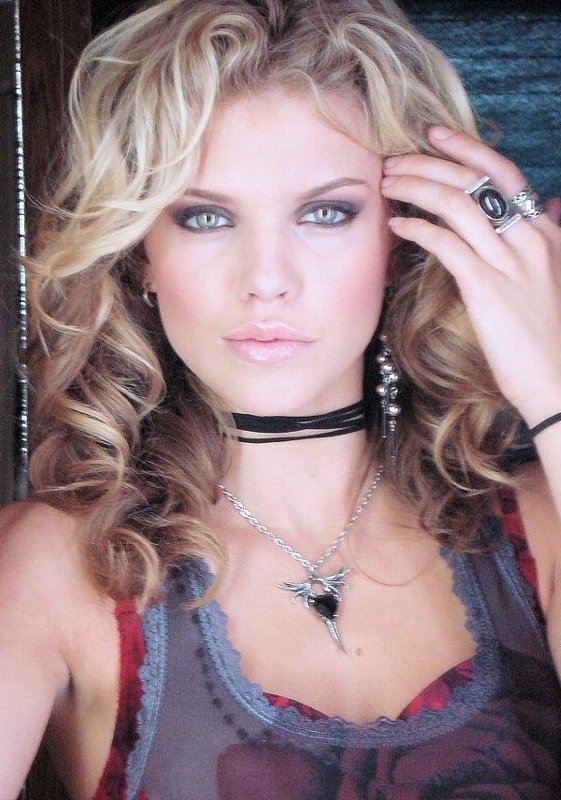 AnnaLynne McCord Hairstyle Trends: AnnaLynne McCord 