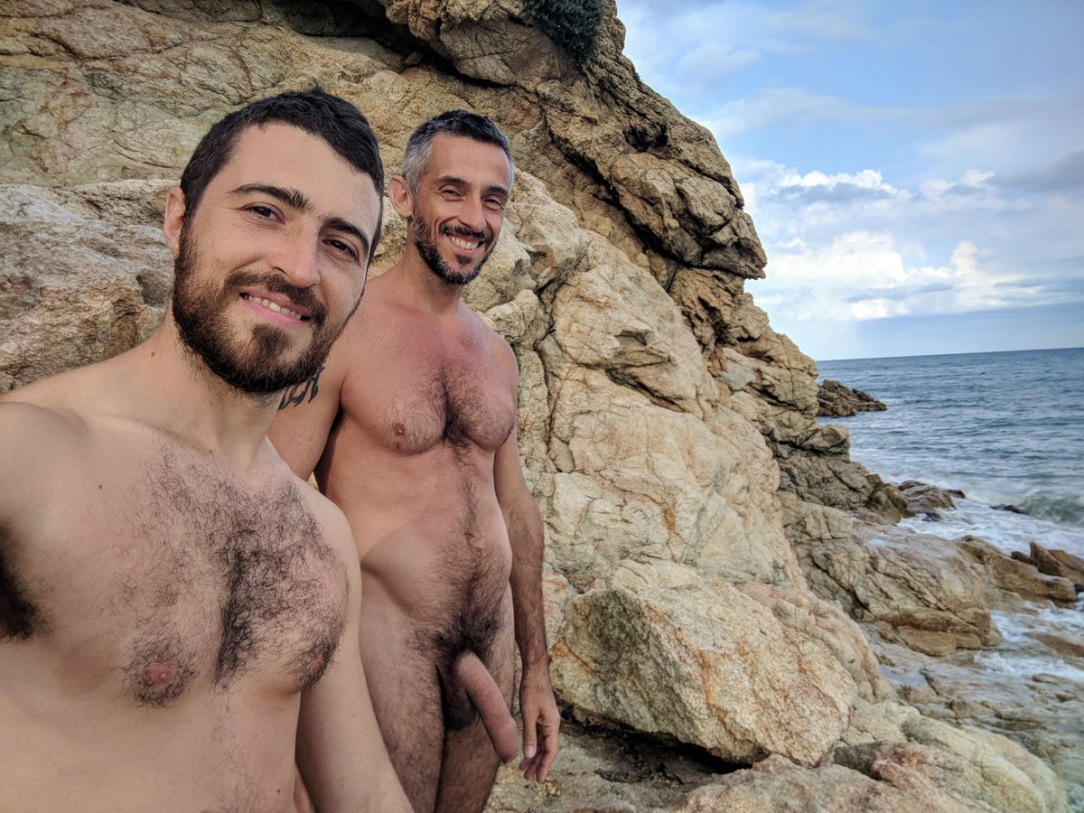 hombres en playa desnudista