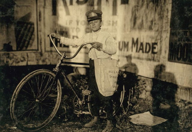 Niños trabajando como mensajeros en bicicleta a principios del siglo XX