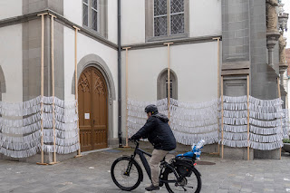 In den letzten beiden Jahren (2021 + 2022) wehten tausende von Namensbänder von auf der Flucht verstorbenen Menschen an der Fassade der Kirche St. Laurenzen in der Stadt St. Gallen.