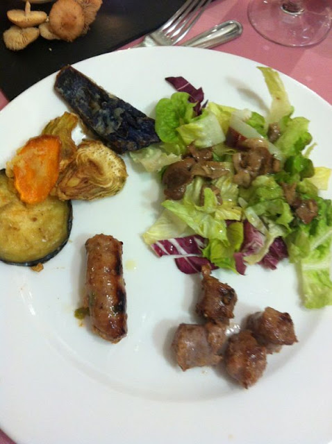   Longaniza de "fresas" con ensalada de "moixarrones y carreretas" y longaniza de "Verduras" con tempora de puerro, zanahoria y alcachofa.Rt. Prades i Porté-Estop (Alta Ribagorça)