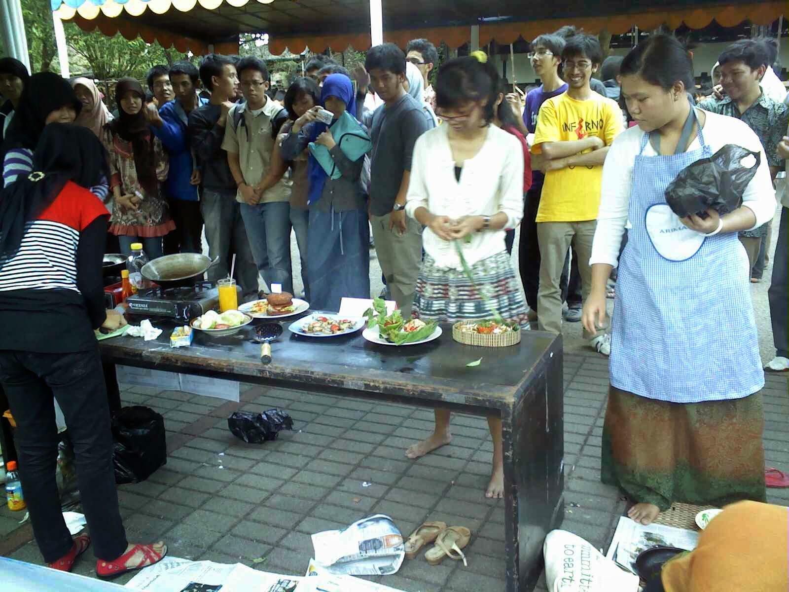 Sketsa Gambar Anak Makan Kerupuk Acara