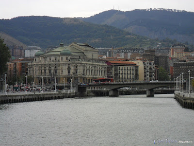 Tramo inicial como ría, el puente del Arriaga en Bilbao, antigua zona de "anguleros"