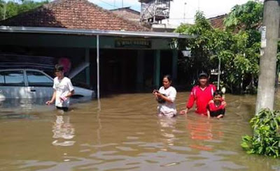 Hujan Lebat Hiasi Malam Tahun Baru, Sejumlah Wilayah Dilanda Banjir