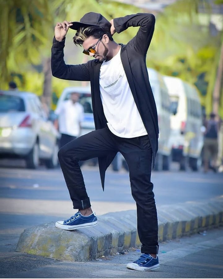 Outdoor Photo Shoot Poses for Boys - College Students' Photography -  Roaring Creations Clicks