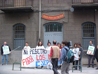 Protesta antimilitar en el antiguo cuartel, en mayo de 2001