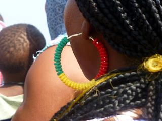 Ohrringe in den Farben Guineas