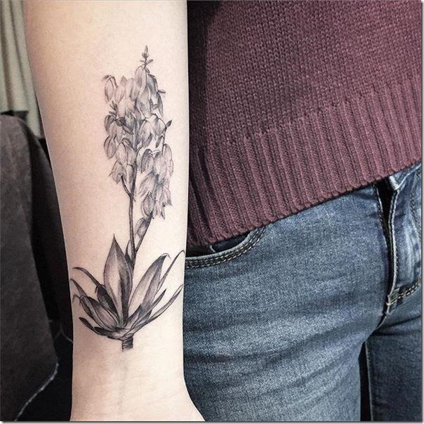 tatuaje-de-flor-en-tonos-de-gris-en-el-brazo