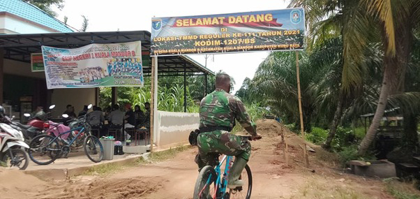 DanSST Gunakan Sepeda Untuk Mengecek Lokasi TMMD Ke-111 Kodim 1207/Pontianak