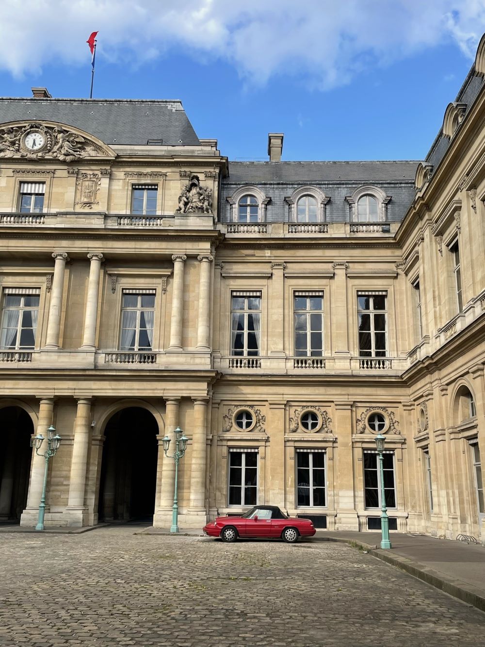 Classic red car in Paris - lifestyle & travel blog