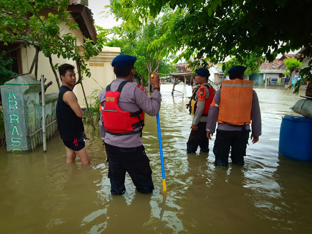 Personil Brimob Banten Lakukan Patroli SAR di Lokasi Banjir