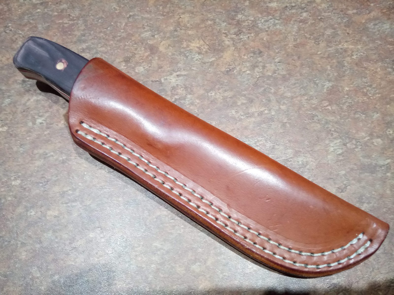 A sheath I finished for my Mora. I've had this knife for almost eight  years, but I hadn't had or made a proper sheath for it until now. My own  pattern too