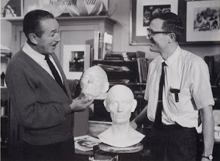 Foto de Walt Disney segurando sua escultura feita por Blaine Gibson