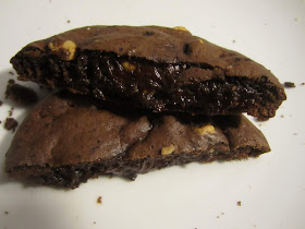 Intérieur fondant du cookies Levain Bakery au chocolat noir et aux pépites de beurre de cacahuètes Reese's