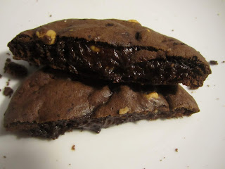 Intérieur fondant du cookies Levain Bakery au chocolat noir et aux pépites de beurre de cacahuètes Reese's