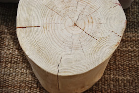 Mesita auxiliar hecha con un tronco. Coffee table made from a log
