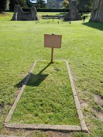 by E.V.Pita (2014) / Glastonbury Abbey, the tomb of King Arthur / Por E.V.Pita (2014) La tumba del rey Arturo en la abadía de Glastonbury