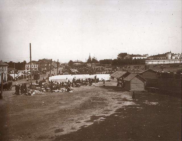 Старая фотография палаток на площади