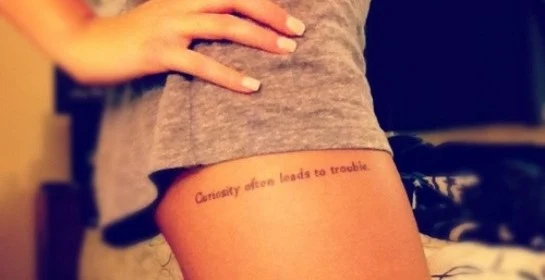 chica con una frase tatuada, tatuajes de frases y letras en mujeres