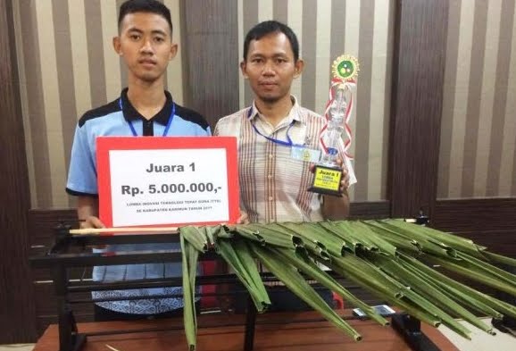 Inovasi Teknologi Tepat Guna "Alat Penganyam Atap Daun'' Karya SMKN Kundur Utara,Karimun