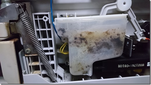 食洗機の内部　汚れが詰まっているところ