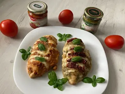Kurczak w pesto z suszonymi pomidorami