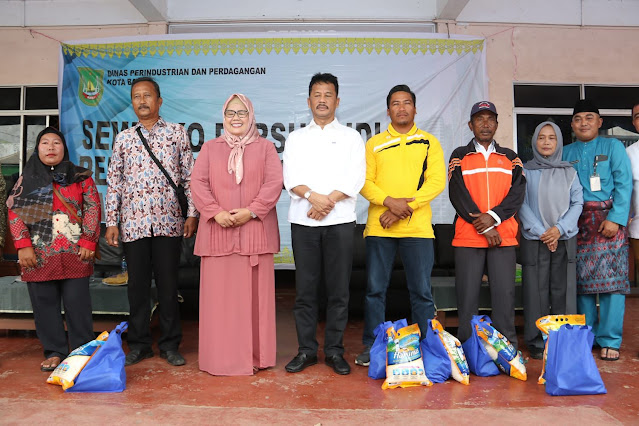 Rudi bersama Wagub Marlin Hadiri Pendistribusian Paket Sembako Bersubsidi di Kecamatan Bulang