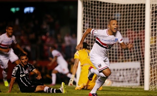 Com total domínio sobre o rival, Tricolor avança na Libertadores ao som de rock n' roll