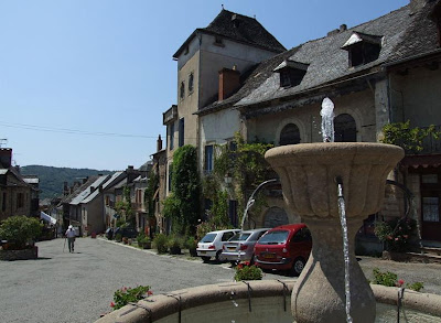 Una de las preciosas fuentes de Najac en Francia.