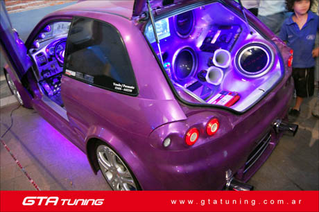 Muchos autos expuestos motos y las infaltables chicas tuning completaron 