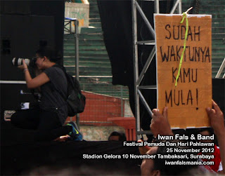 konser Iwan Fals Surabaya 2012