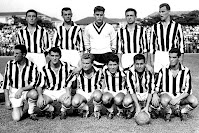 JUVENTUS F. C. - Turín, Italia - Temporada 1957-58 - Garzena, Colombo, Mattrel, Corradi, Charles; Ferrario, Emoli, Boniperti, Sívori, Stivanello y Nicolè - La Juventus gana su 10º Scudetto