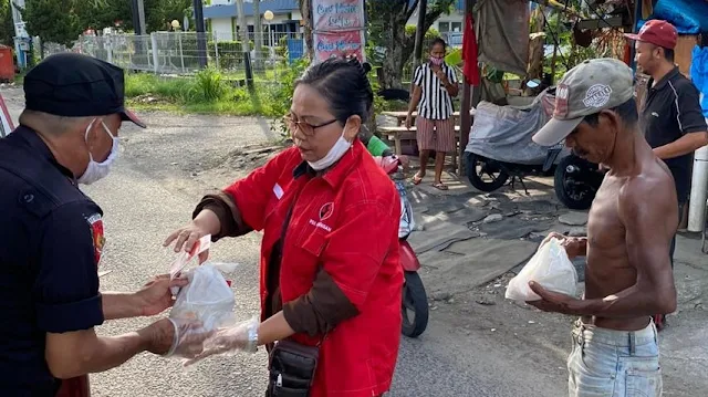 Beli Nasi Bungkus Pedagang Terdampak Covid-19, PDIP Sumbar Bagikan ke Warga untuk Berbuka.