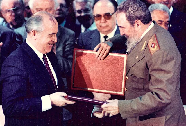  Then Cuban President Fidel Castro (R) and then Soviet leader Mikhail Gorbachev (L) exchange documents during a treaty signing ceremony in Havana in this April 4, 1989 file photo. REUTERS/Gary Hershorn/File Photo