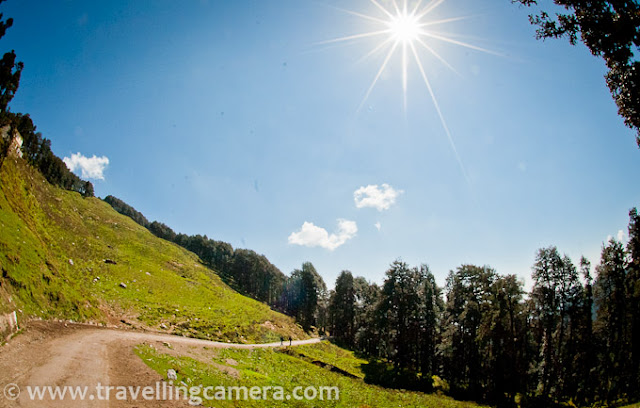 Jalori Pass: This is a high mountain pass located at an altitude of 3120 meters above sea level. It connects the Tirthan Valley with the nearby town of Shoja and offers panoramic views of the surrounding mountains.