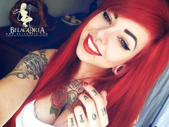 Vemos a una mujer pelirroja con tatuajes muy espectaculares