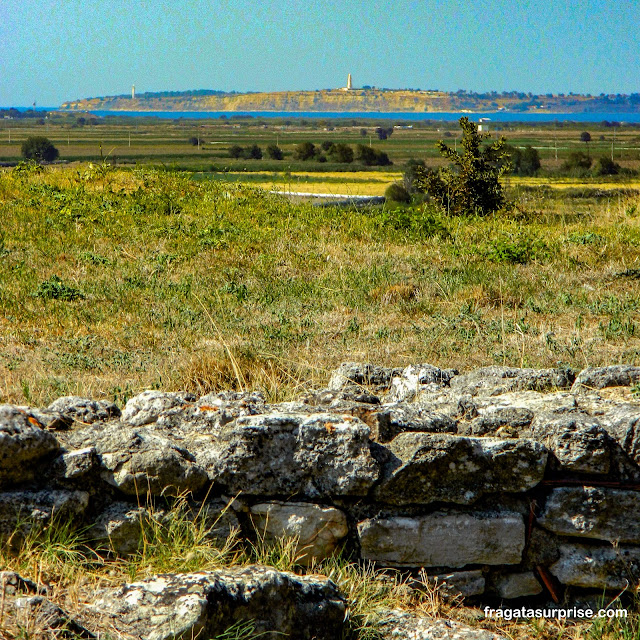 O Estreito de Dardanelos visto das muralhas de Troia, Turquia