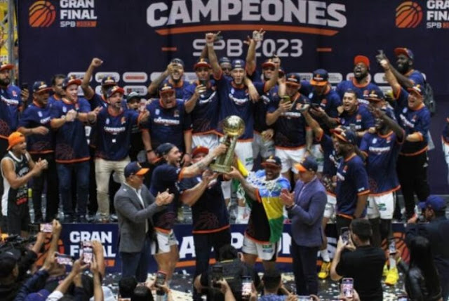 Gladiadores de Anzoátegui se coronó campeón de la Superliga Profesional de Baloncesto venezolano luego de vencer en el quinto de la gran final 82 por 66 a los Guaros de Lara en el Domo de Barquisimeto. Los líderes anotadores por los monarcas fueron el camerunés, Malik Dime con 16 puntos y los norteamericanos, Sheldon Mac y Jordan Adams, ambos con 15.   Este es el primer título para el quinteto de Anzoátegui desde su creación en el año 2019. La temporada pasada llegó a los cuartos de final, donde fueron eliminados por Cocodrilos de Caracas.  - Publicidad - El jugador más valioso de esta final fue Sheldon Mac, quien fue uno de los más destacado por Gladiadores que estuvo repleto de figuras como “El Super Ratón” Vargas, Michael Carrera, Malik Dime o Anthony Pérez…  Por parte de Guaros de Lara hay que destacar el título conseguido en la Conferencia Occidental y el haber llegado a esta gran final con un equipo donde se hacía un balance entre la juventud y los veteranos de nuestro baloncesto…  Para esta última instancia la ausencia de los capitanes, Heissler Guillent y José “Grillito” Vargas pasó factura, aunque se debe destacar la labor de los extranjeros AJ Slaughter y Marvelle Harris, mientras que por los nacionales, uno de los que se pusieron en el rol de protagonistas fueron Allan Cabrera y Yoeser Valera, entre otros…  - Publicidad - Con esto se dio fin a esta temporada 2023 del baloncesto venezolano que estuvo lleno de emociones, rivalidades, calidad y, por supuesto, mucho baloncesto.
