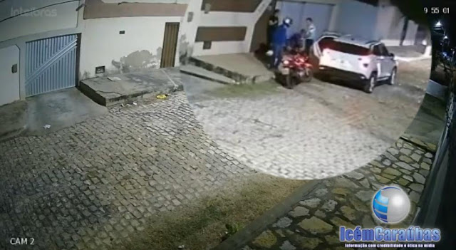 Bandido armado assaltando família quando chegava em casa no Bairro Vingt Rosado em Mossoró; veja vídeo