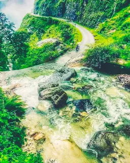 पिथौरागढ़, उत्तराखण्ड इतिहास, पर्यटन, हिलजात्रा महोत्सव, प्रशासन, भूगोल, नैनी सैनी, विमानक्षेत्र, आवागमन, वायु सेवायें, मौसम