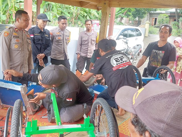 Kegiatan Yang Mulia, Kapolsek Pekat Serahkan Bantuan Kursi Roda Pada Disabilitas