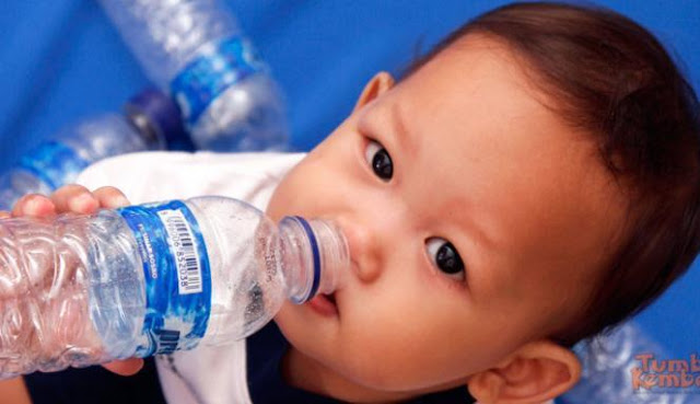 Bunda Wajib Tau!! Inilah Bahaya Minum Air Putih bagi Bayi di Bawah Usia 6 Bulan..