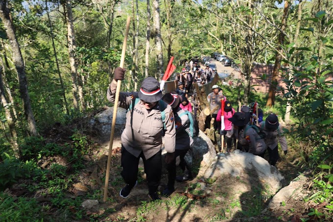 Kibarkan Merah Putih di Puncak Gunung Limo Polwan Polres Pacitan Peringati Hari Jadi ke-75
