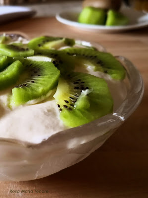 Mousse gelata di miele ai kiwi