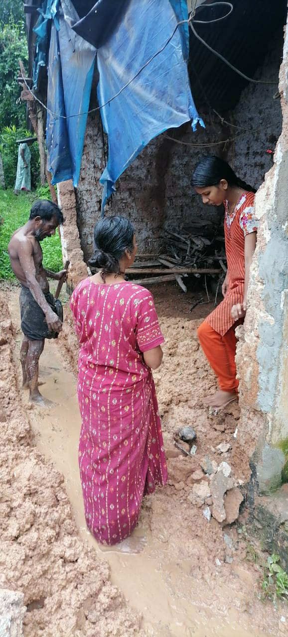 *തോരാ മഴയിൽവീടിൻ്റെ മൺ ഭിത്തി ഇടിഞ്ഞ് വീണ് , വീട്ടുകാർ അദ്ഭുതകരമായി രക്ഷപ്പെട്ടു.*